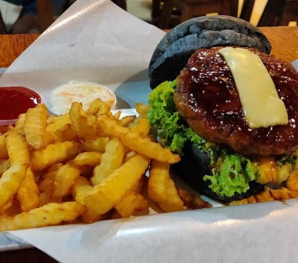 charcoal bun burger melaka Owl City Cafe