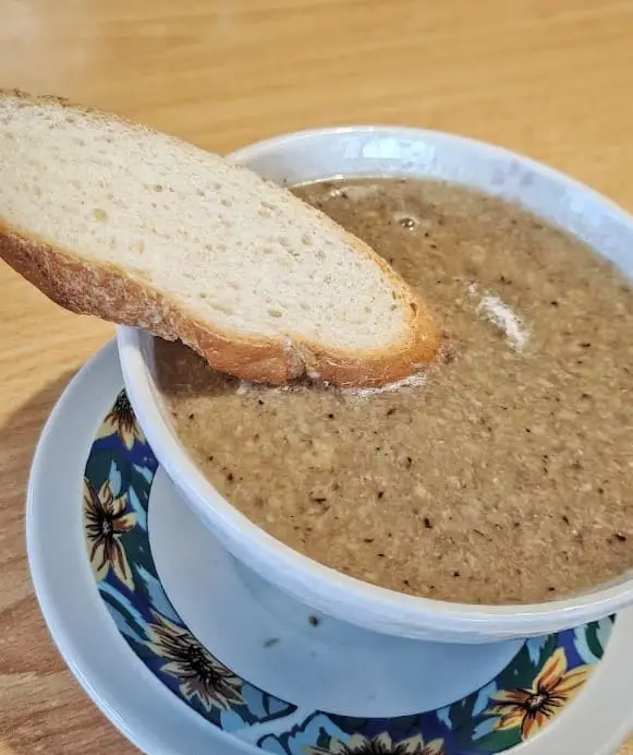 cream of mushroom and bread at Vary Pasta