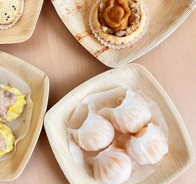 dim sum on wooden plate at Sue Fung's Dimsum Canteen 小鳯食堂