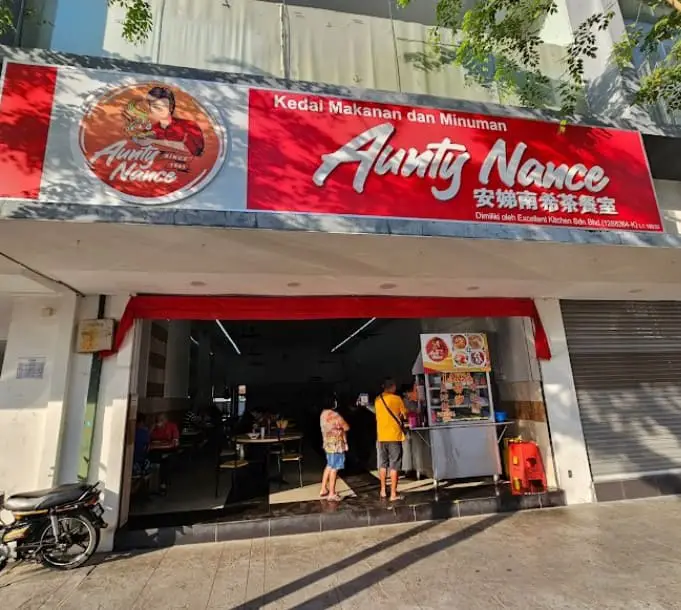 humble store of Aunty Nance Laksa 1961 offers one of the best nyonya food in melaka