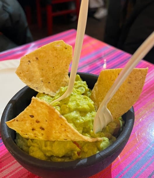 nachos and guacamole dip at El Trompo