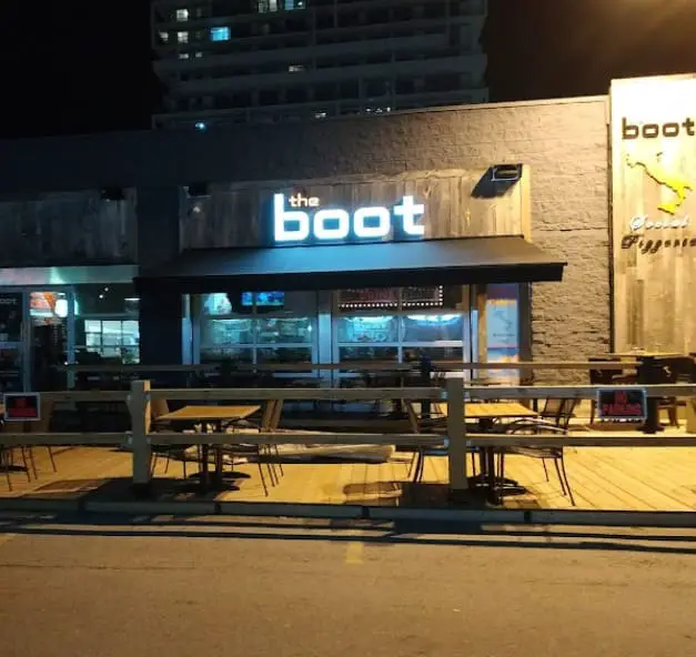 outdoor seat of The Boot Social Pizzeria