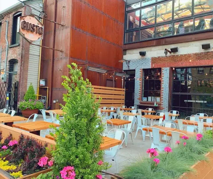 outdoor seating of Gusto 101