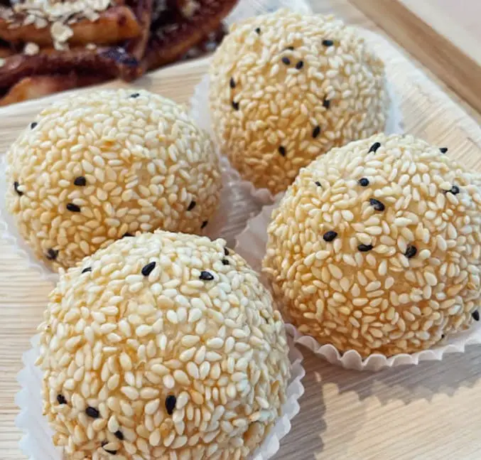 sesame balls served at Sue Fung's Dimsum Canteen 小鳯食堂