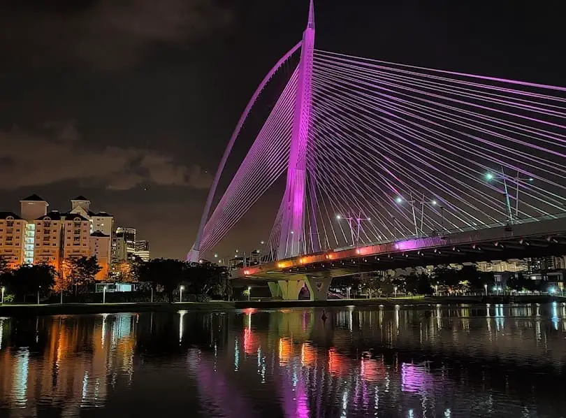 the Seri Wawasan Bridge at night