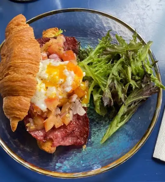 bacon egg croissant and salad from trois