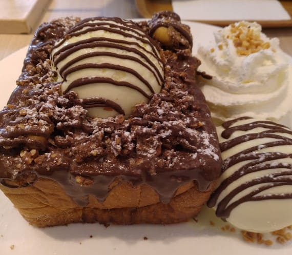 chocolate bread of Miru dessert cafe in uptown