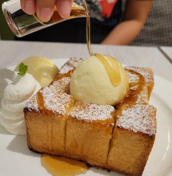 honey on icecream toast of miru Dessert Cafe