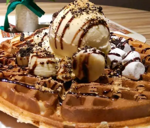 ice cream waffle from cafe lafayette