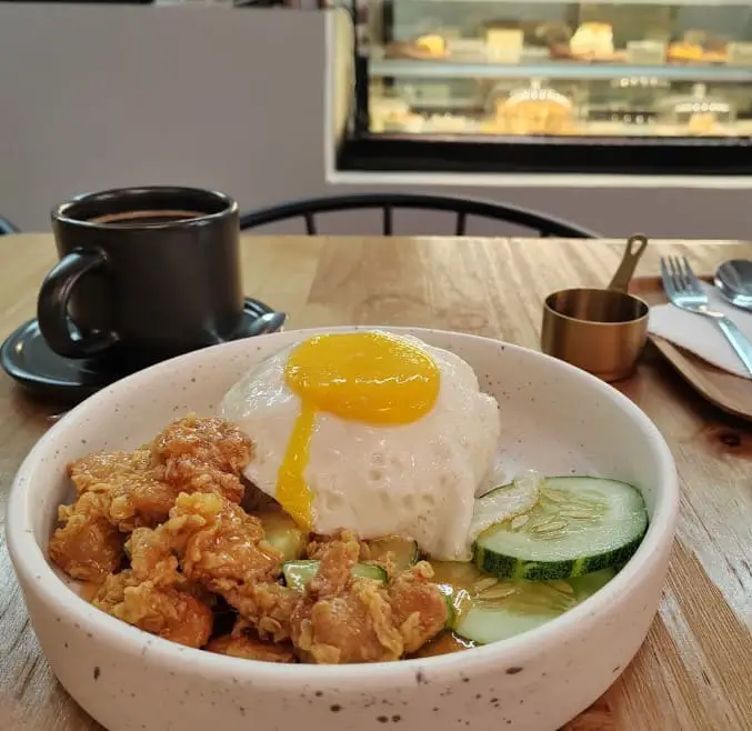 chicken bowl at La Zengar Café