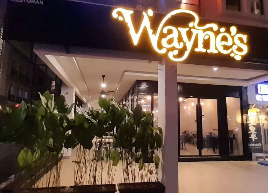 facade of Wayne's Bistro