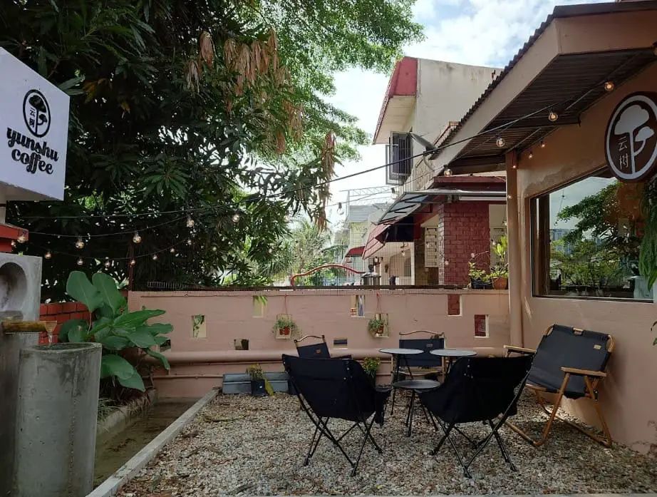outdoor seat of YunShu Coffee