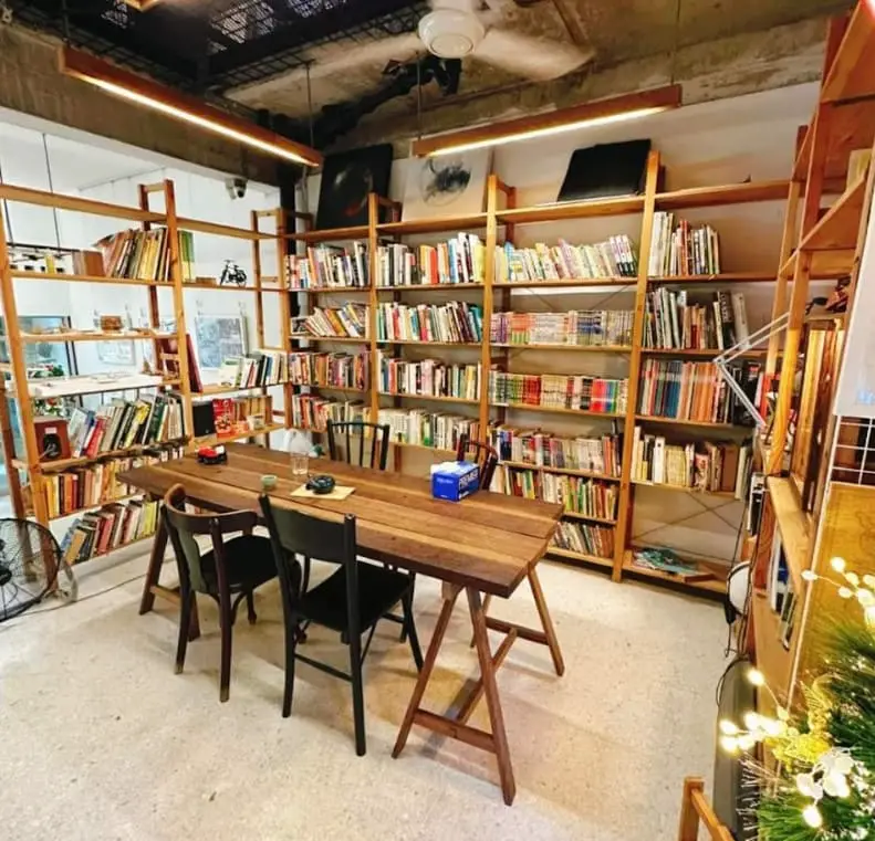 reading area in Kojitsu Kitchen