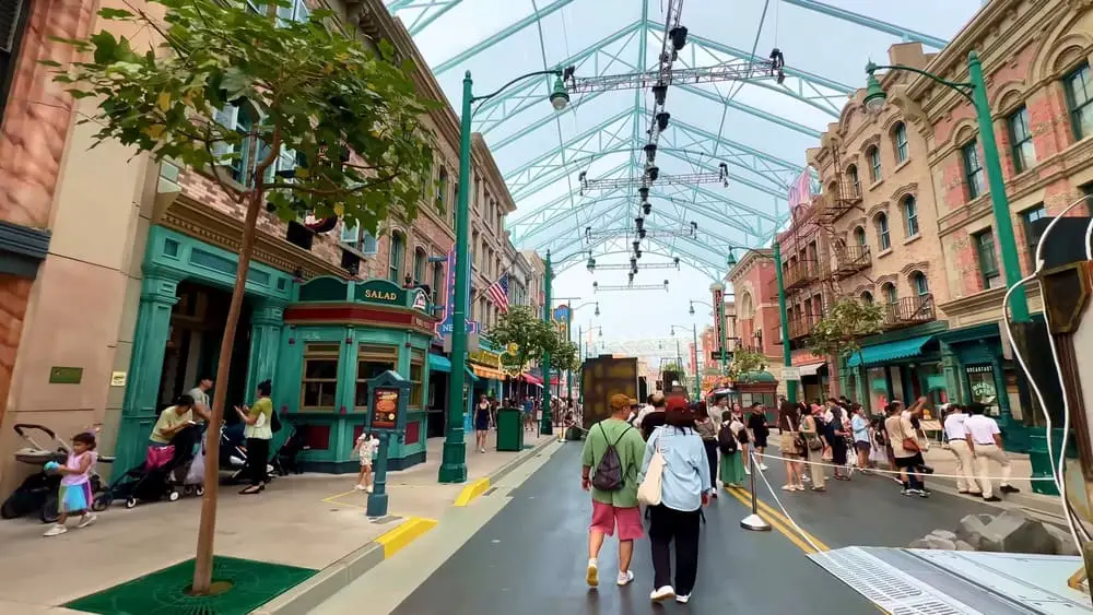 How is the climate controlled within Universal Studios Singapore