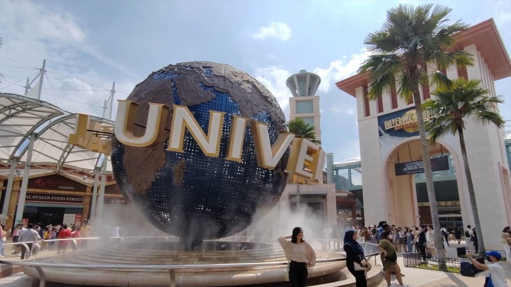 What are the must-see attractions at Universal Studios Singapore